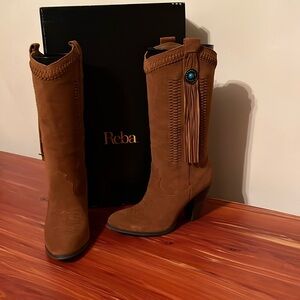 REBA Tan Suede boot
Great condition!